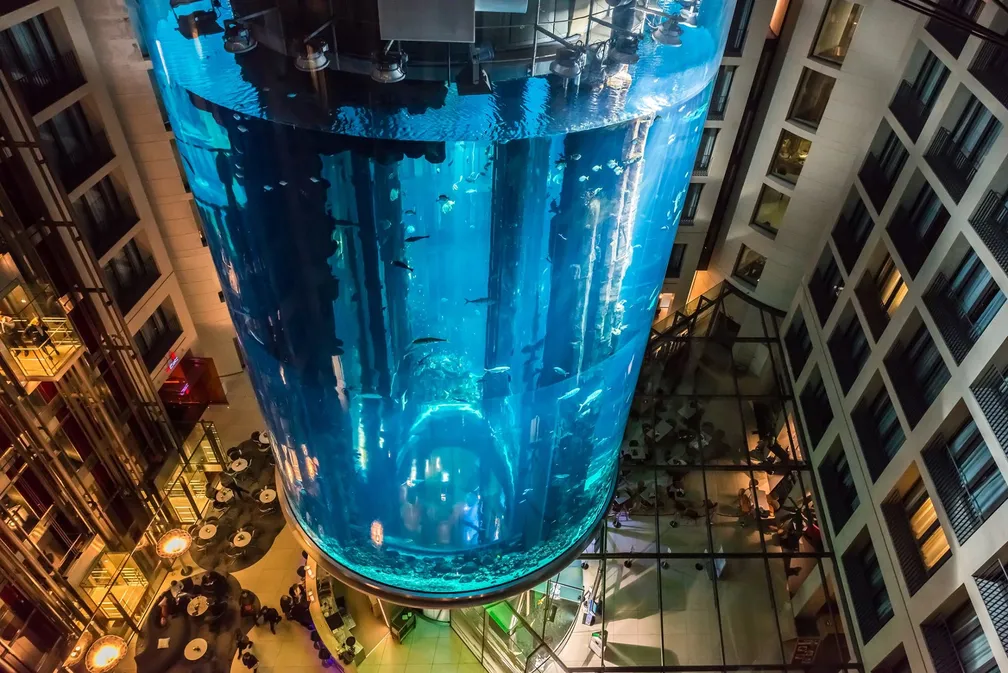 O aquário comportava 1 milhão de litros de água ficava no saguão de um hotel de Berlim.