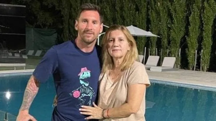 Messi abraça sua mãe, Celia Maria Cuccittini, na Argentina