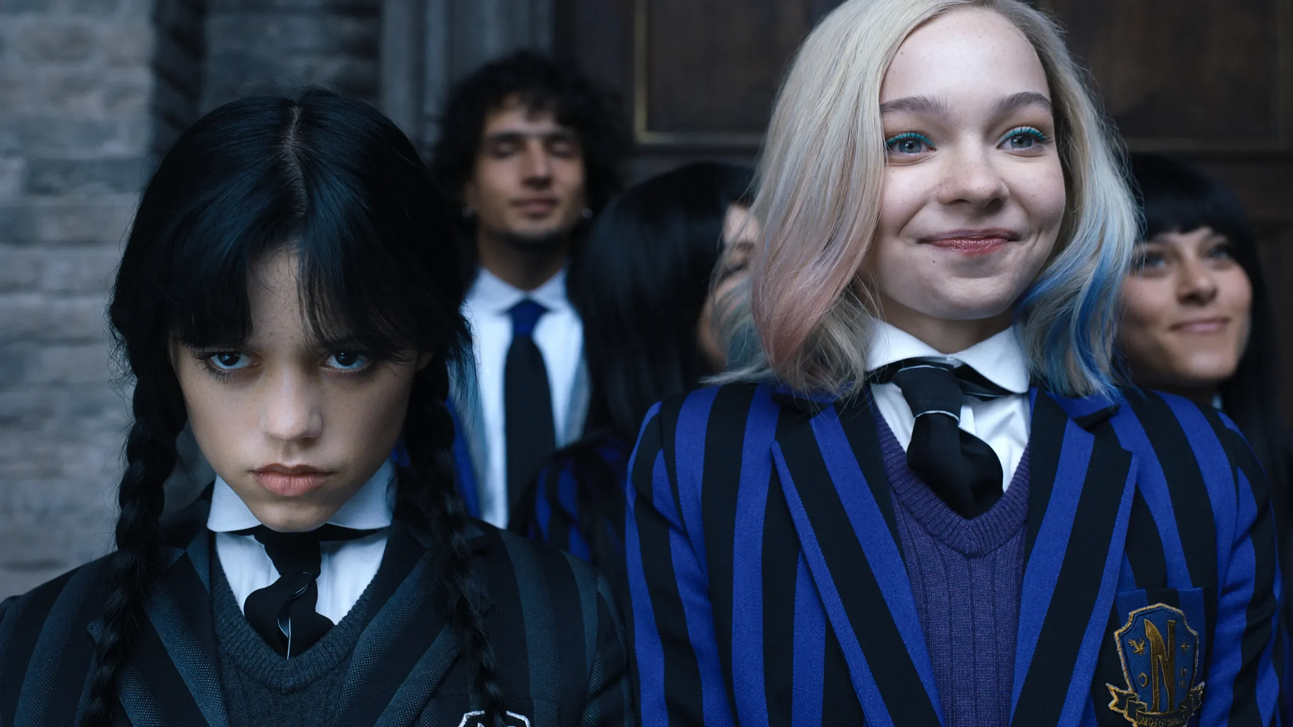 Wandinha (Jenna Ortega) e Enid Sinclair (Emma Myers) em 'Wandinha'. 