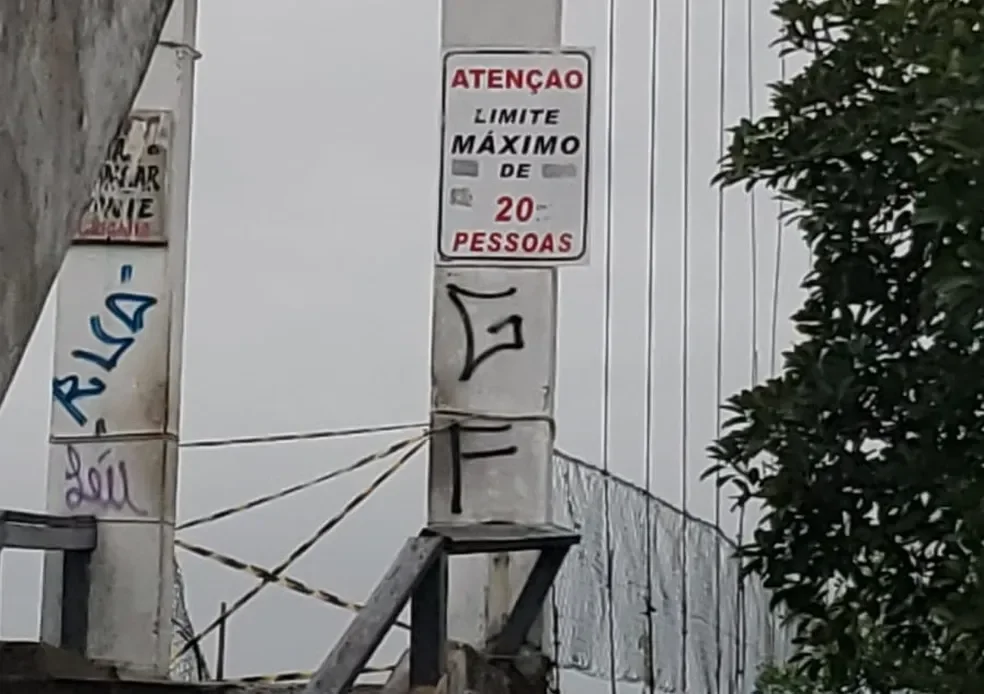 Placa de limite máximo na ponte 