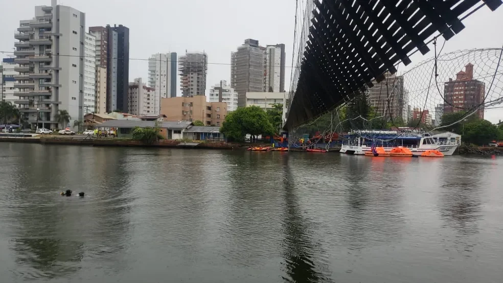 Estrutura comprometida da ponte, na manhã desta segunda-feira (20)