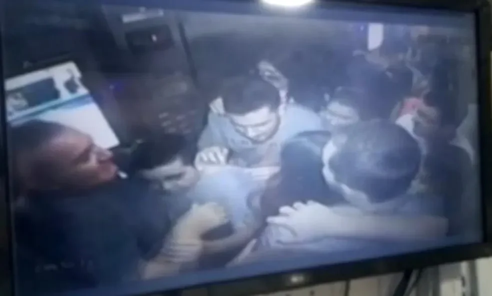 Elevador despenca com 11 pessoas