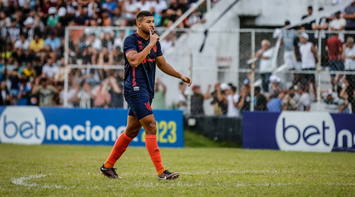 Renzo marcou seu primeiro gol como profissional contra o Central, no último sábado (1)