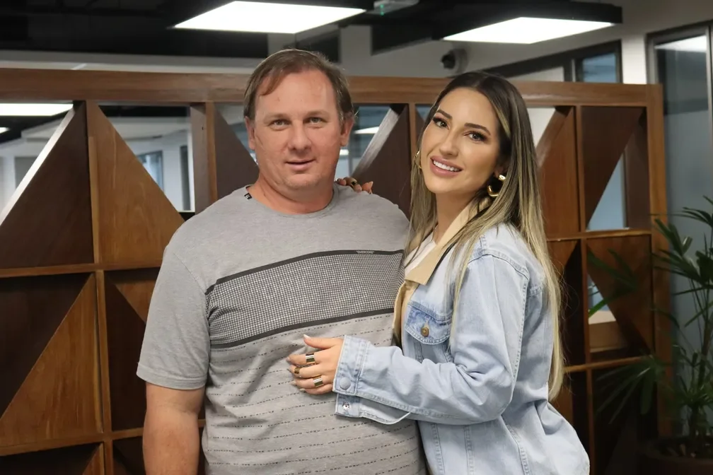 Amanda, campeã do BBB 23, com Jaime, paciente que ajudou a salvar na UTI.