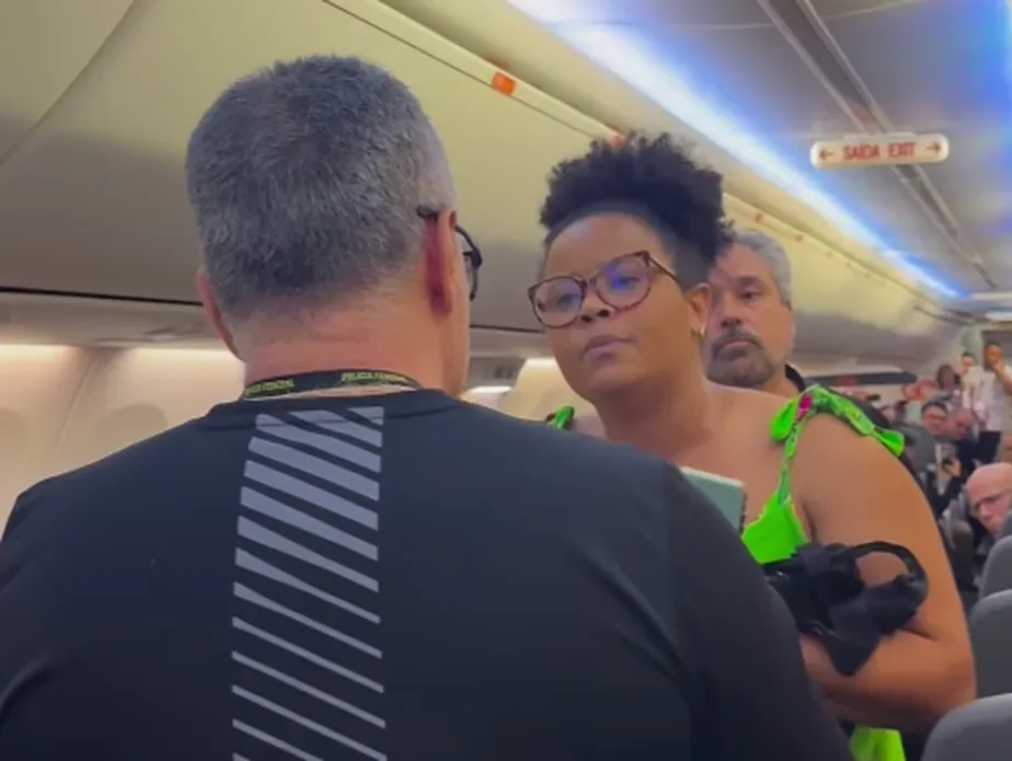 Samantha Vitena Barbosa  foi retirada à força por três agentes da Polícia Federal  Reprodução de vídeo
