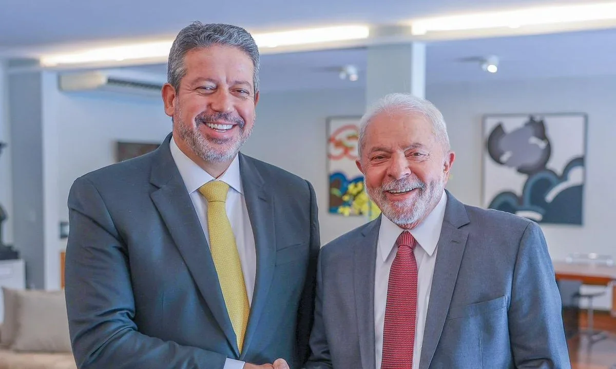 O presidente da Câmara Arthur Lira e o presidente Lula se reuniram nesta sexta-feira (16) no Palácio da Alvorada