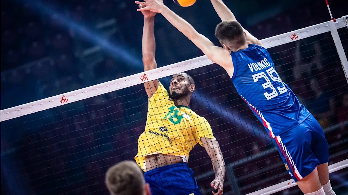 Lucarelli durante jogo do Brasil na Liga das Nações de Vôlei Masculino 2023