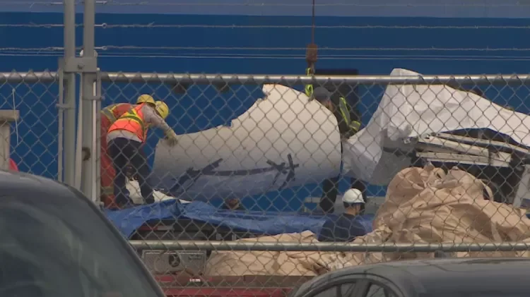 Destro&ccedil;os do submers&iacute;vel Titan chegam a porto no Canad&aacute;