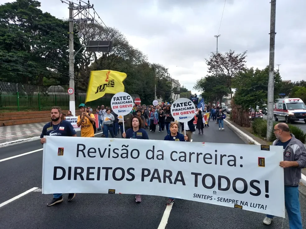 Professores e servidores das Escolas Técnicas (Etec) e Faculdades de Tecnologia (Fatec) do estado de São Paulo fazem protesto terça-feira (8)