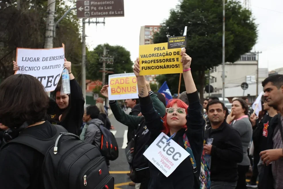 Professores e funcionários de Etecs e Fatecs protestando em SP 