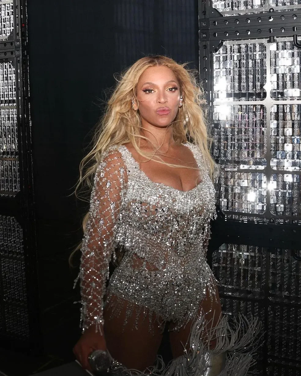 BEYONCÉ vestindo look feito por PATRICIA BONALDI
