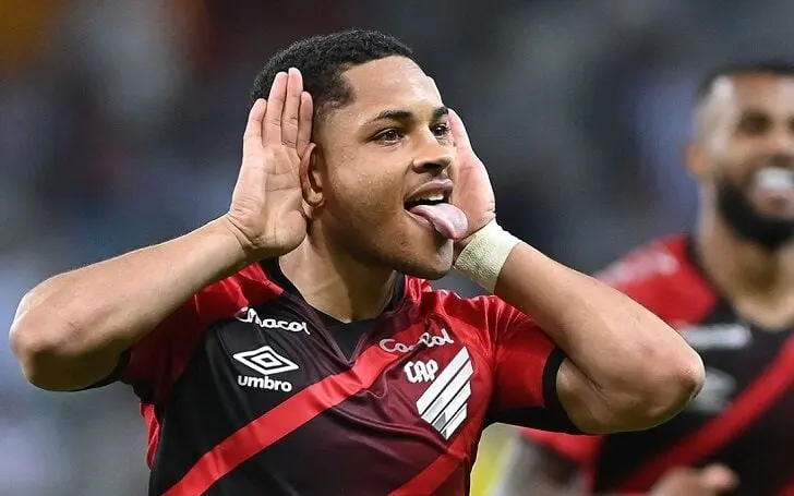 Suspenso, Vitor Roque desfalca o Athletico-PR contra o Flamengo pelo Brasileir&atilde;o