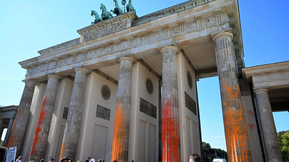 Manifestantes pulverizaram tinta laranja em monumento mais popular de Berlim para alertar contra o uso de combustíveis fósseis. 14 foram presos