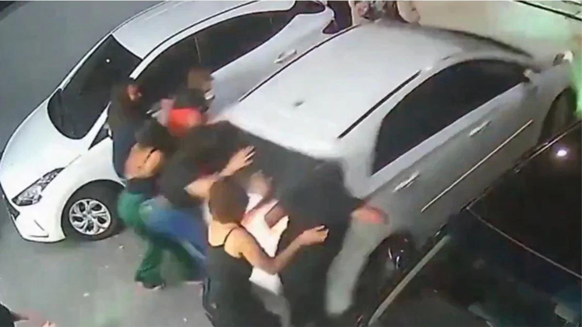 Mulher é agredida por motorista com carro estacionado em vaga de