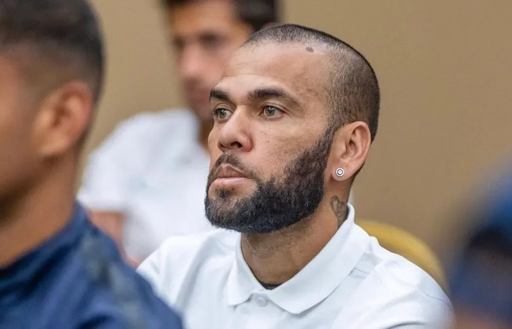 Daniel Alves foi acusado de estuprar uma jovem no banheiro de uma boate