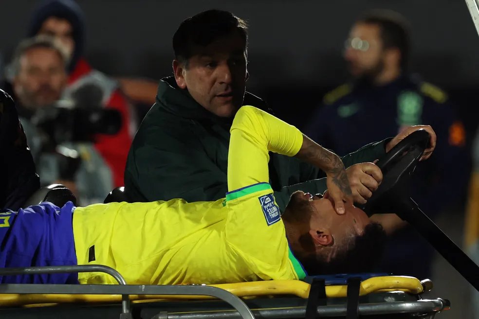 Neymar sai de campo chorando ap&oacute;s se lesionar no jogo do Brasil contra o Uruguai