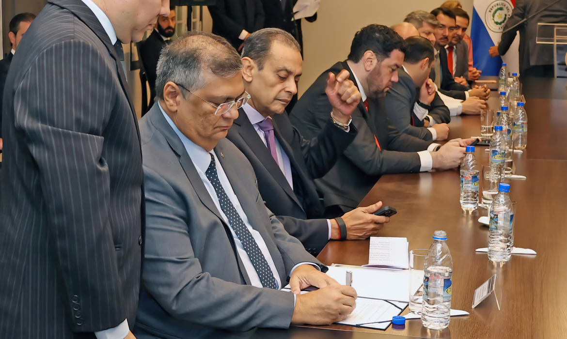 Ministro da Justiça e Segurança Pública, Flávio Dino, e o presidente do Paraguai, Santiago Peña, assinaram nesta sexta-feira (27), em Assunção, o Compromisso de Assunção Contra a Corrupção e o Crime Organizado