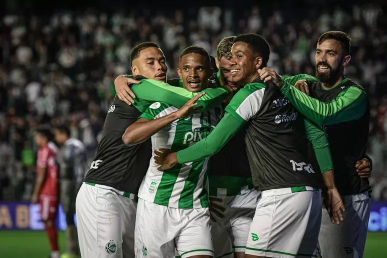 Jogadores do Juventude comemoram gol pela Série B