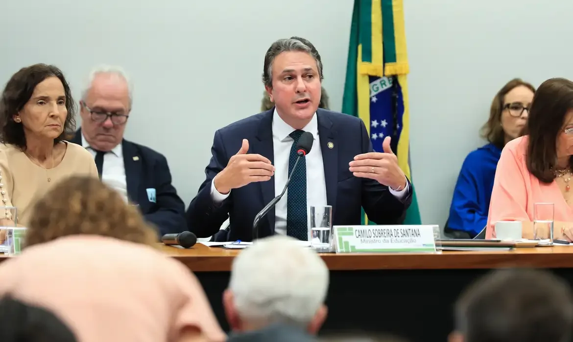 O ministro Camilo Santana participou da audiência pública promovida pelas comissões de Educação, Agricultura e Fiscalização Financeira