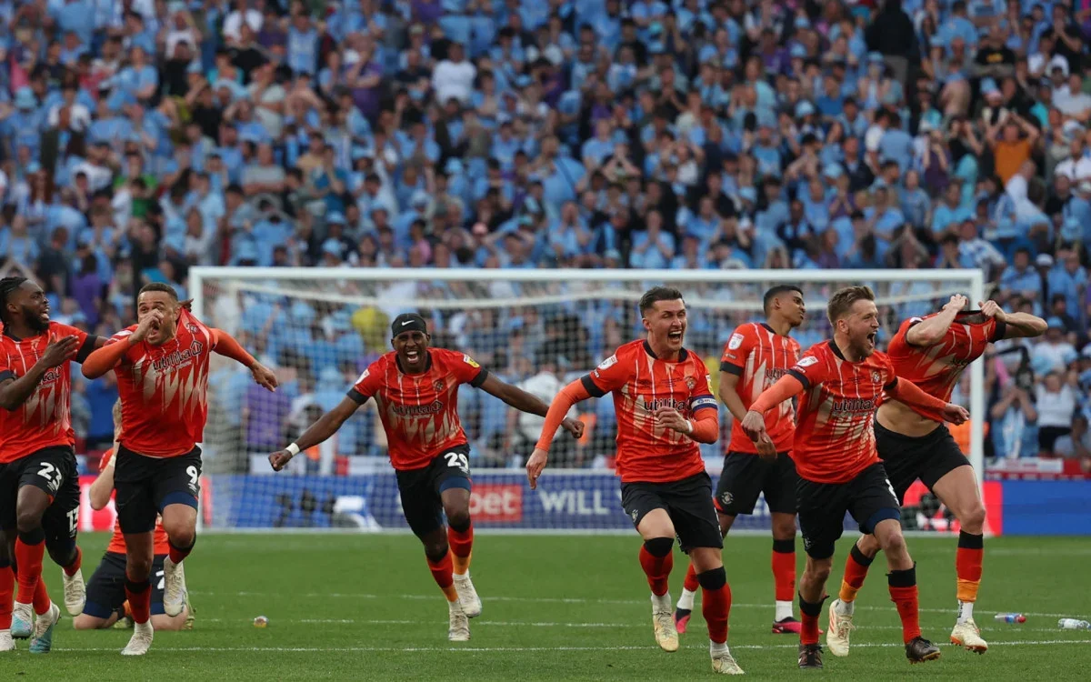 Capitão do Luton cai inanimado durante jogo com Bournemouth