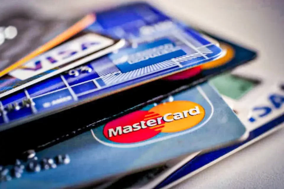 De janeiro para fevereiro o juro m&eacute;dio no rotativo do cart&atilde;o de cr&eacute;dito caiu