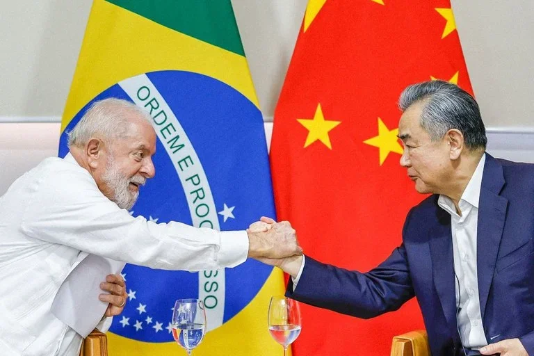 Presidente Luiz Inácio Lula da Silva durante audiência concedida ao ministro dos Negócios Estrangeiros da China, Wang Li, na Base Aérea de Fortaleza