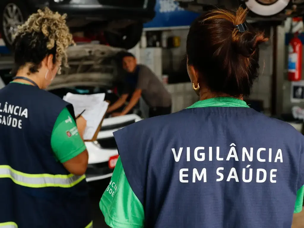 Agentes de vigilância em saúde fiscalizam e orientam moradores sobre focos do mosquito Aedes aegypti, transmissor da dengue, em Perdizes, em São Paulo