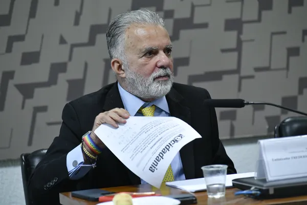 Frederico Meyer, diplomata brasileiro em Israel, retorna ao Brasil nesta quarta (21) após tensões com Israel. A diplomacia do Brasil considera que Meyer foi humilhado pelo chanceler do país