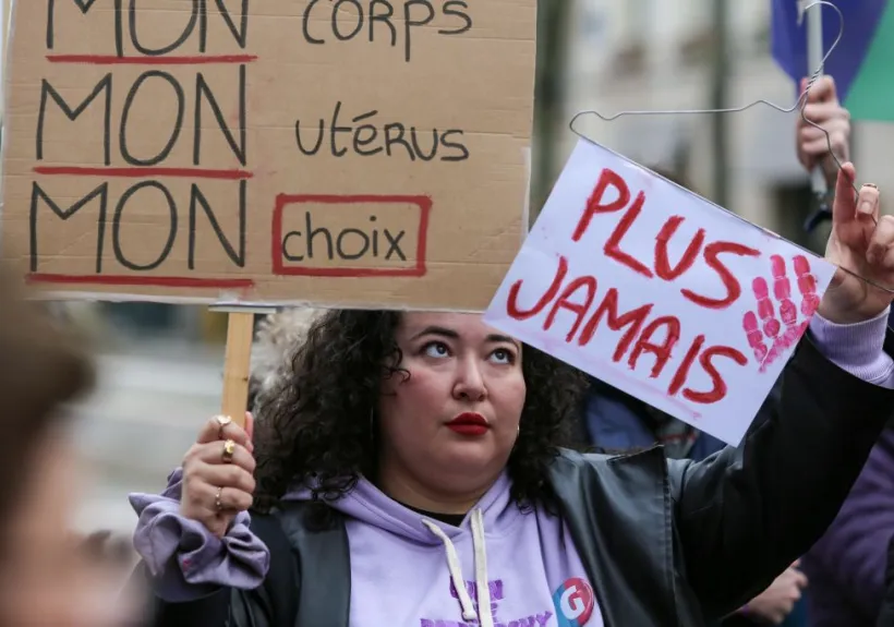 França vai proteger aborto na Constituição, em ato inédito no mundo