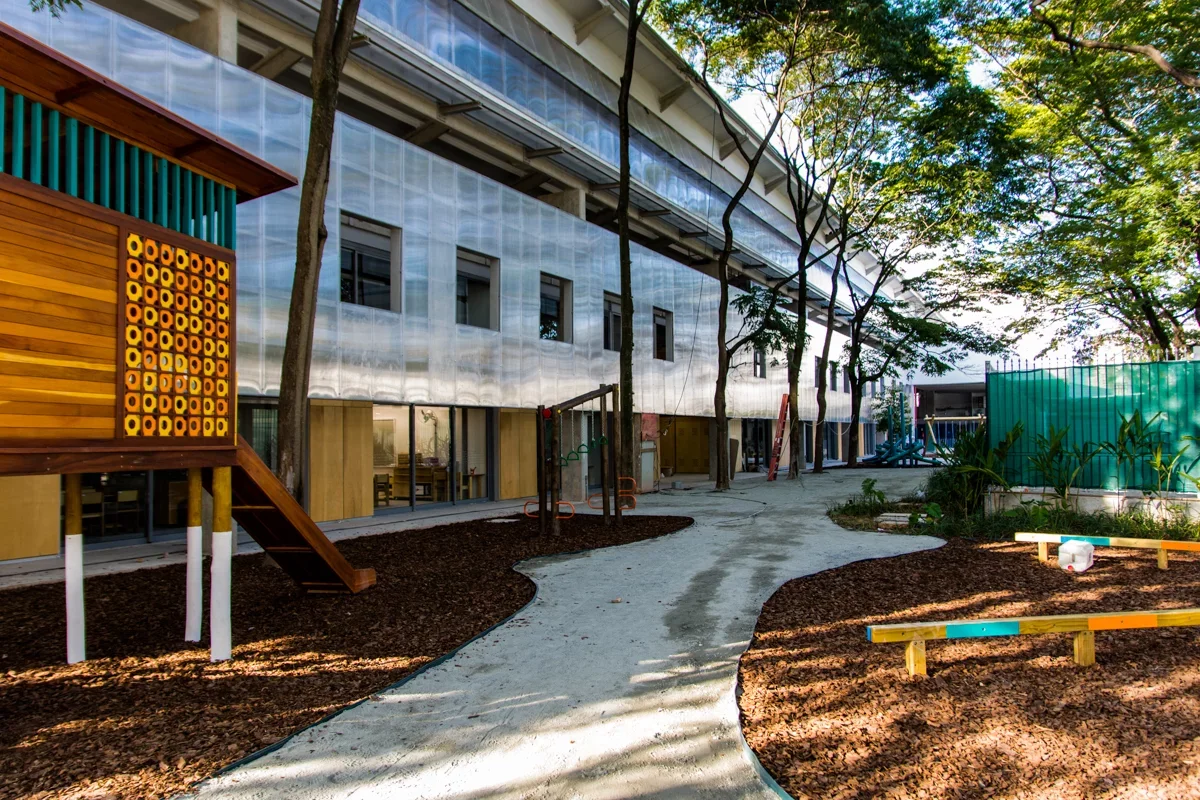 Todos os envolvidos no episódio ocorrido no colégio Beacon School estão na mesma turma e têm entre 13 e 14 anos de idade