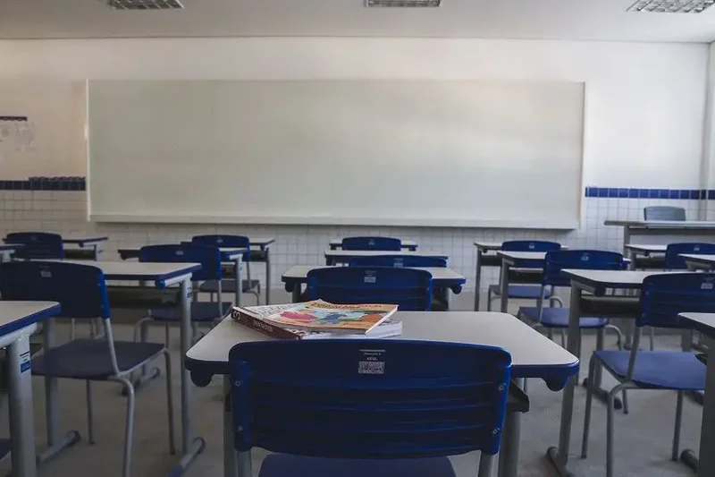 O que me parece ainda mais difícil de aceitar – e que necessita de denúncia- é quando essa "Realidade" diz respeito, não exatamente às condições sociais em que vivem nossas classes subalternas e desfavorecidas, mas os próprios... educadores