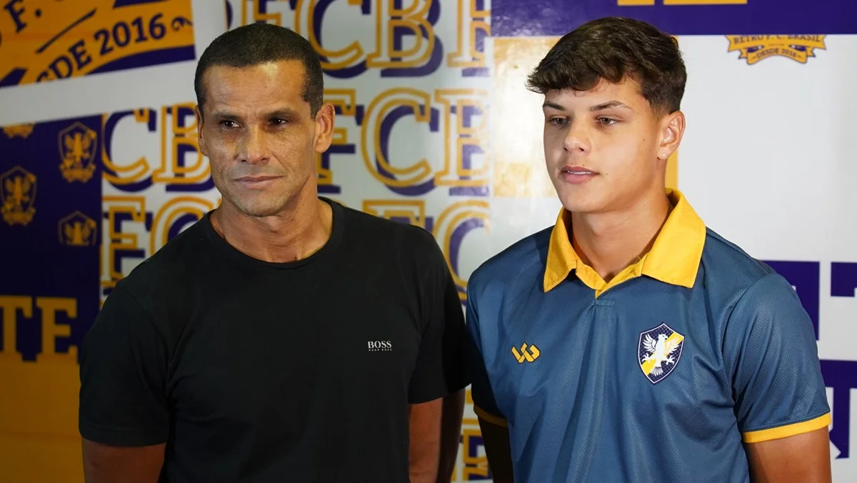 Rivaldo ao lado do filho Isaque, novo jogador profissional do Retrô