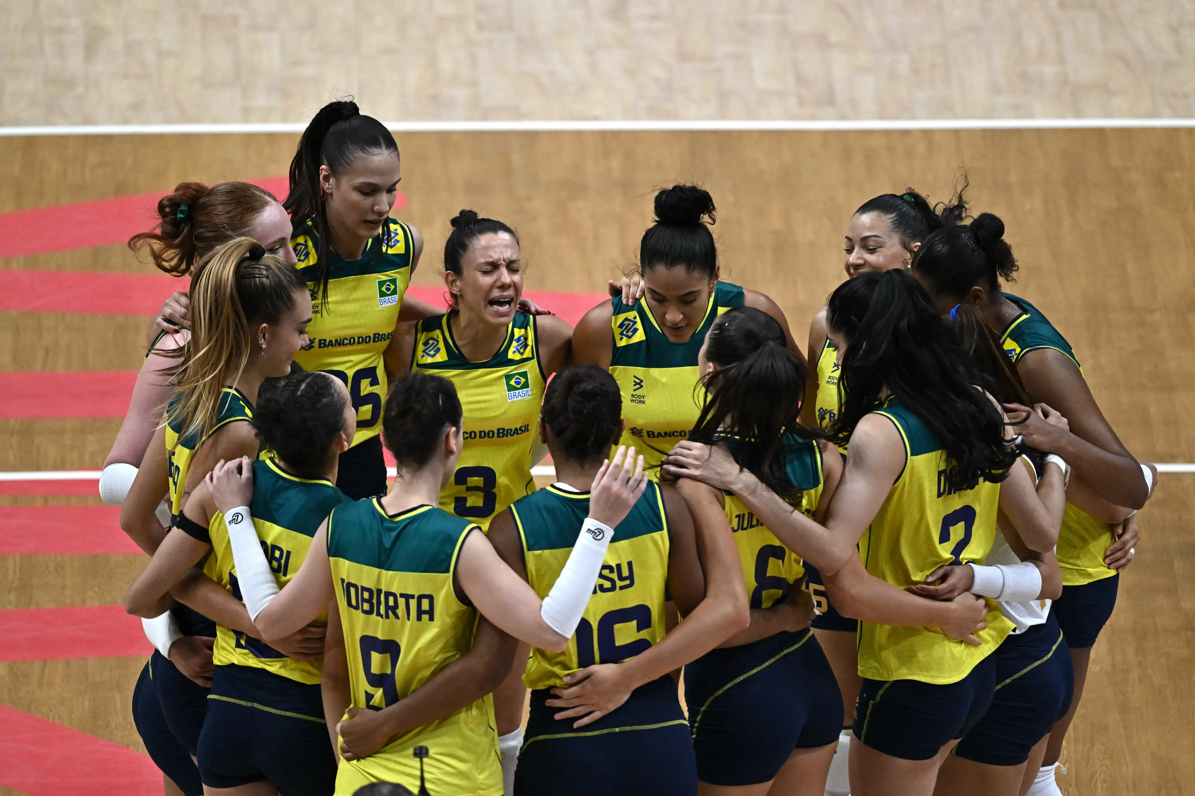 Imagem da seleção brasileira de vôlei em ação