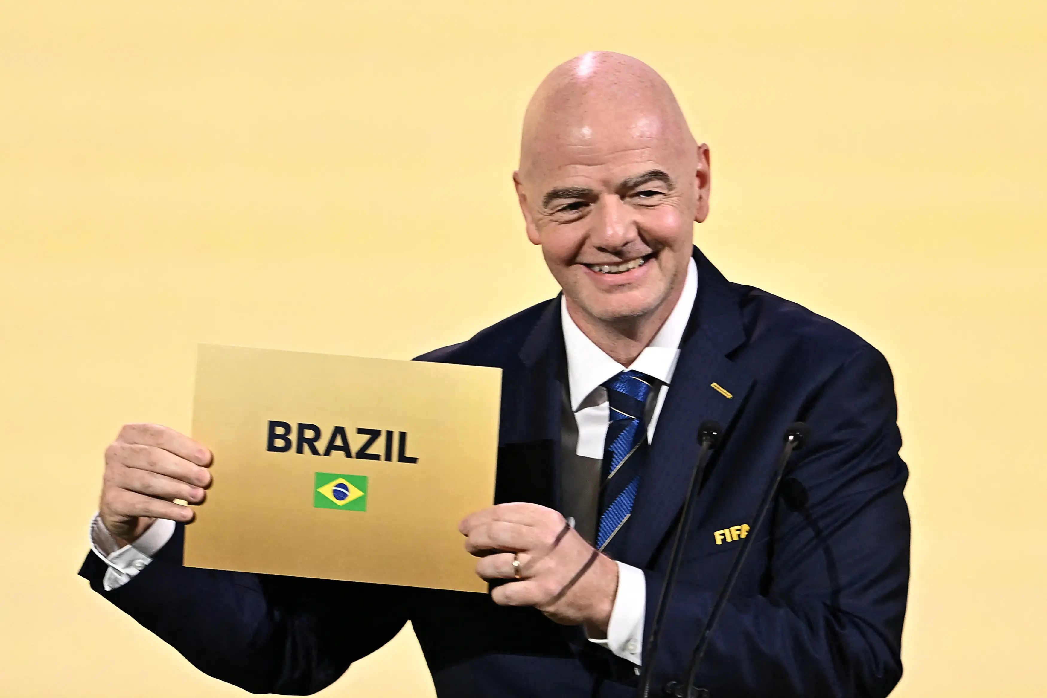 Imagem do presidente da FIFA Gianni Infantino anunciando o Brasil como país-sede da Copa do Mundo Feminina de 2027