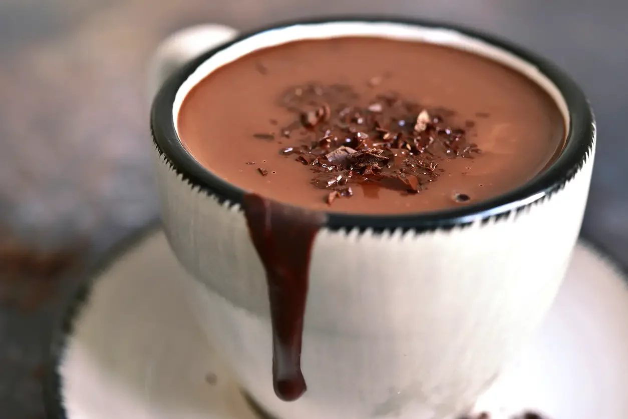 Chocolate quente cremoso com 3 ingredientes  