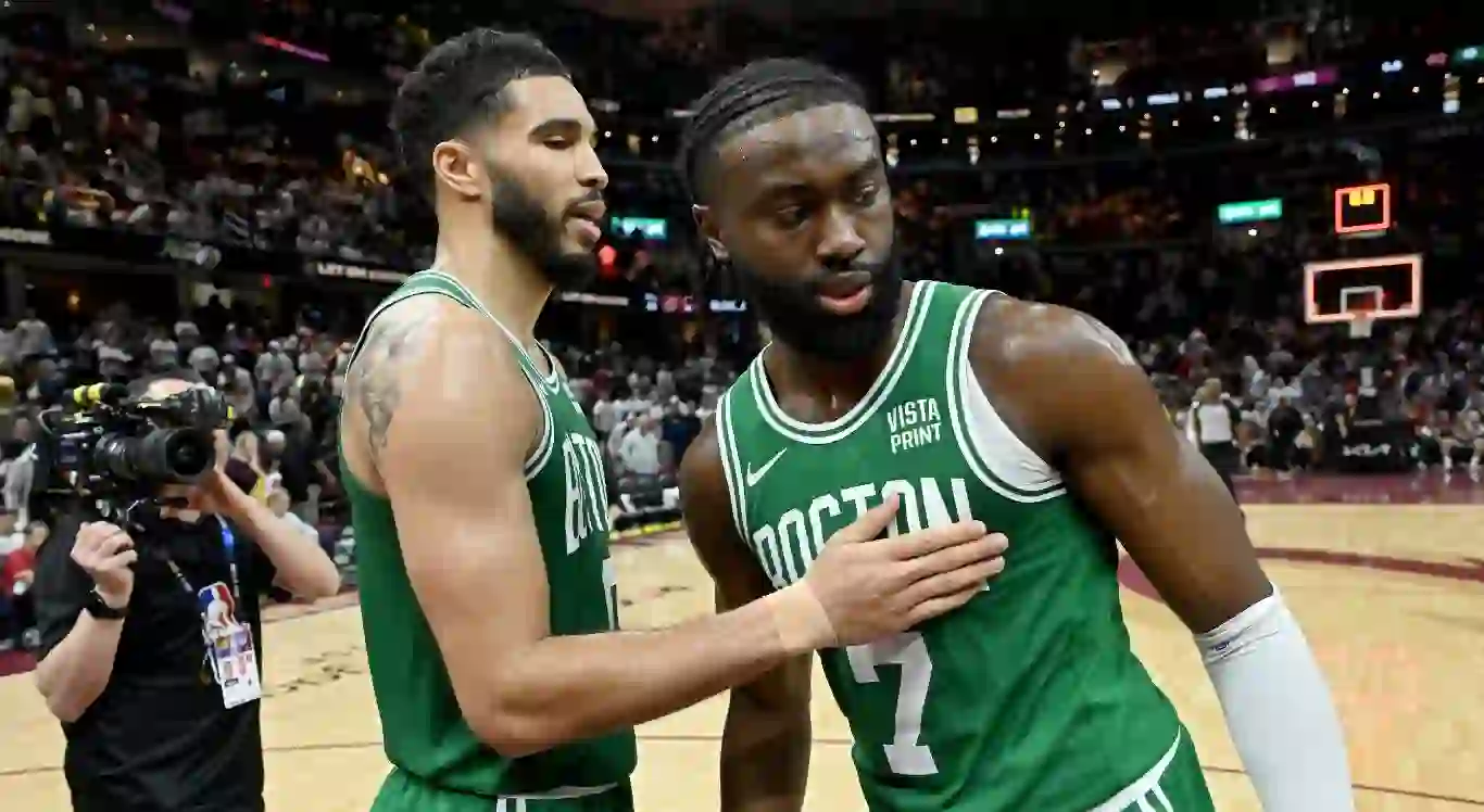 Imagem dos jogadores Jayson Tatum e Jaylen Brown, do Boston Celtics