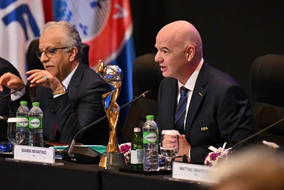 Imagem do presidente da Fifa, Gianni Infantino, em uma mesa de entrevistas