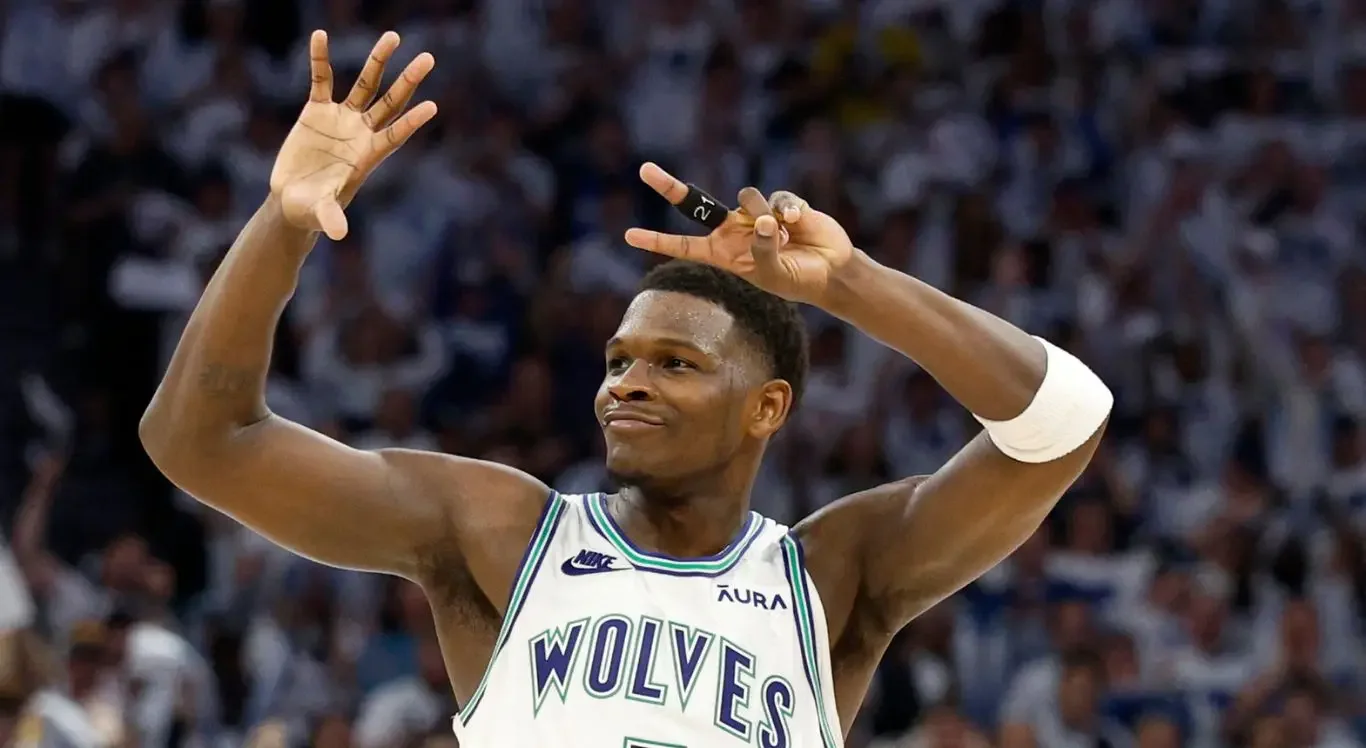 Imagem do jogador da NBA Anthony Edwards (Timberwolves) indicando o número sete com as mãos, referência ao Jogo 7 das semifinais