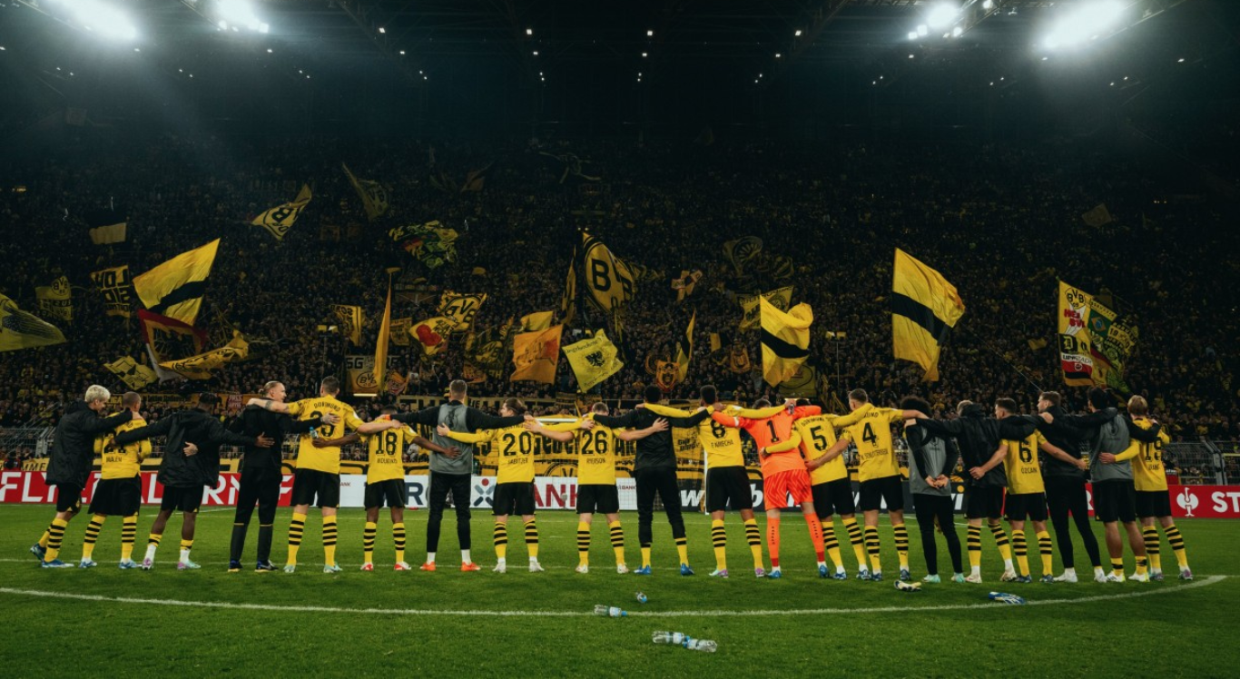 Equipe do Borussia Dortmund celebrando com a torcida