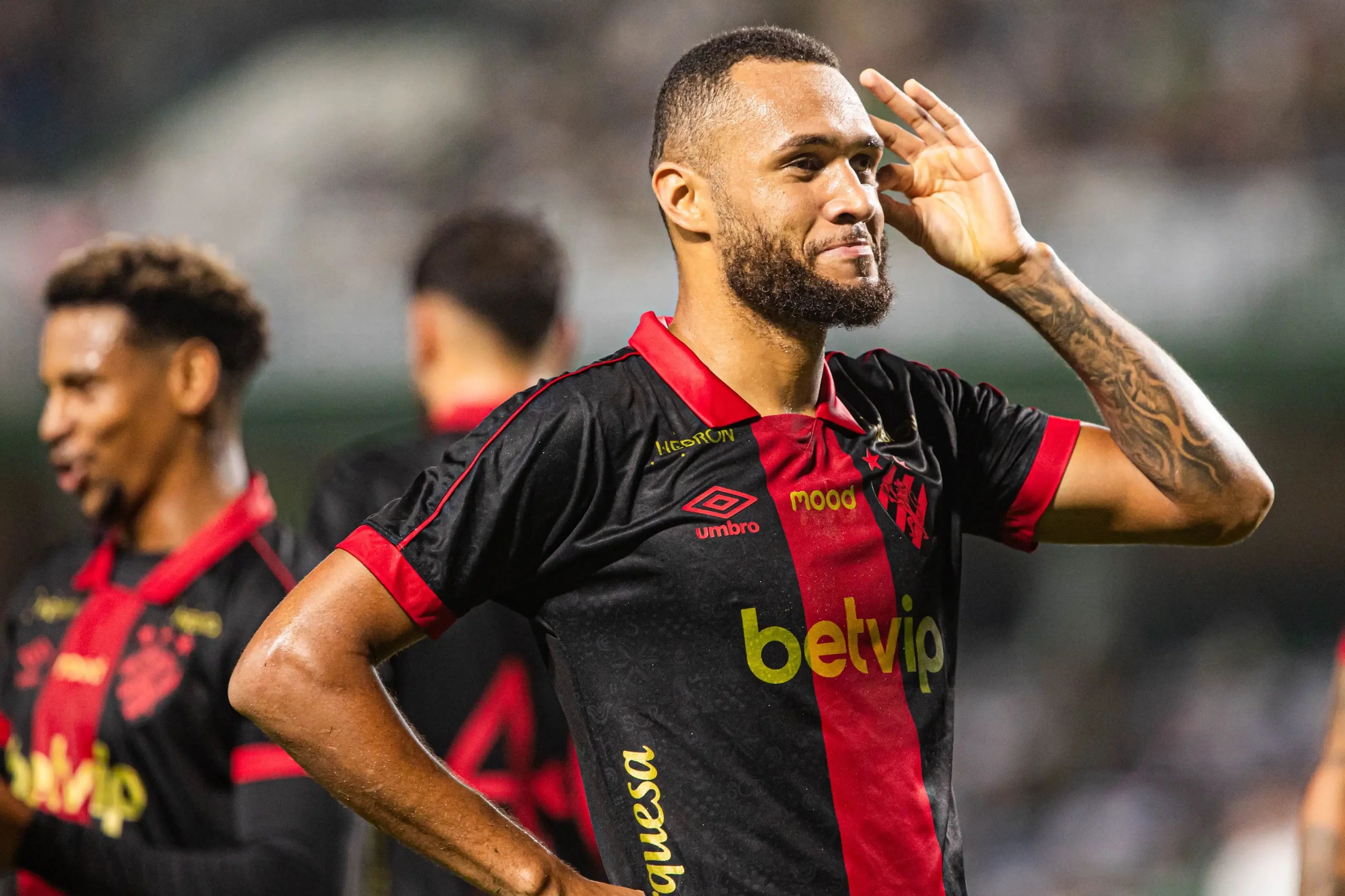 Imagem do atacante Gustavo Coutinho em ação com a camisa do Sport