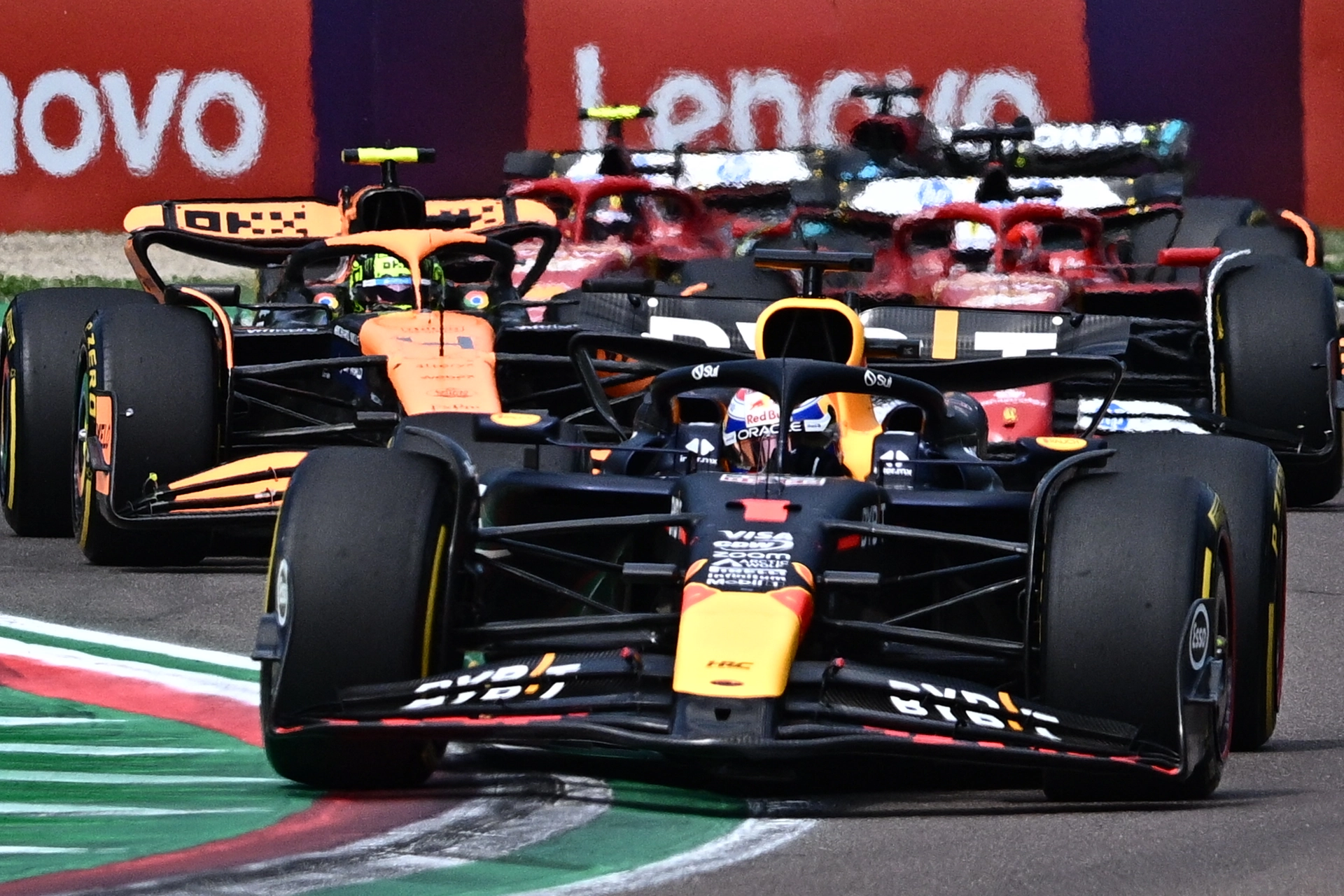 Verstappen segura pressão de Norris e vence o GP da Emilia-Romagna