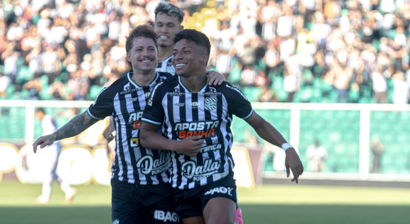 Equipe do Figueirense comemorando gol de Alisson Santos