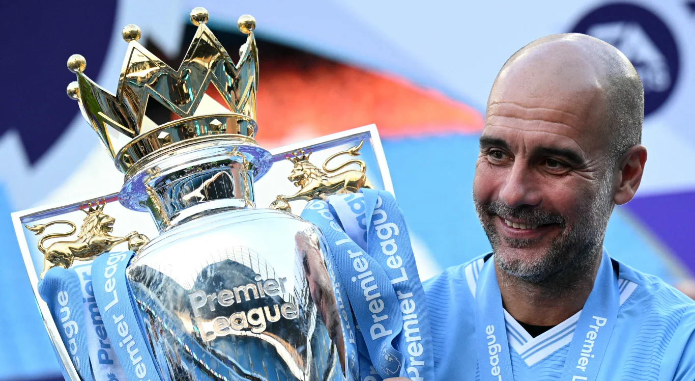 Imagem: Pep Guardiola segura a taça da Premier League