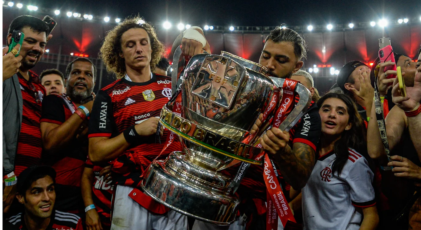 Imagem: David Luiz e Gabigol com a taça da Copa do Brasil