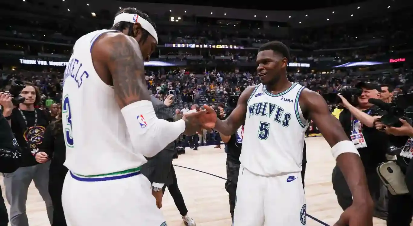 Imagem de Jaden McDaniels e Anthony Edwards (Timberwolves) comemorando vitória na NBA