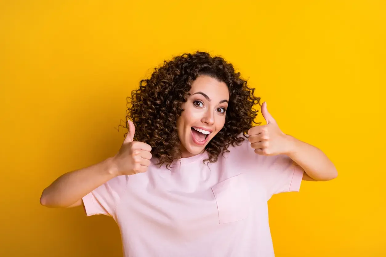 Imagem ilustrativa de uma mulher com cabelo cacheado