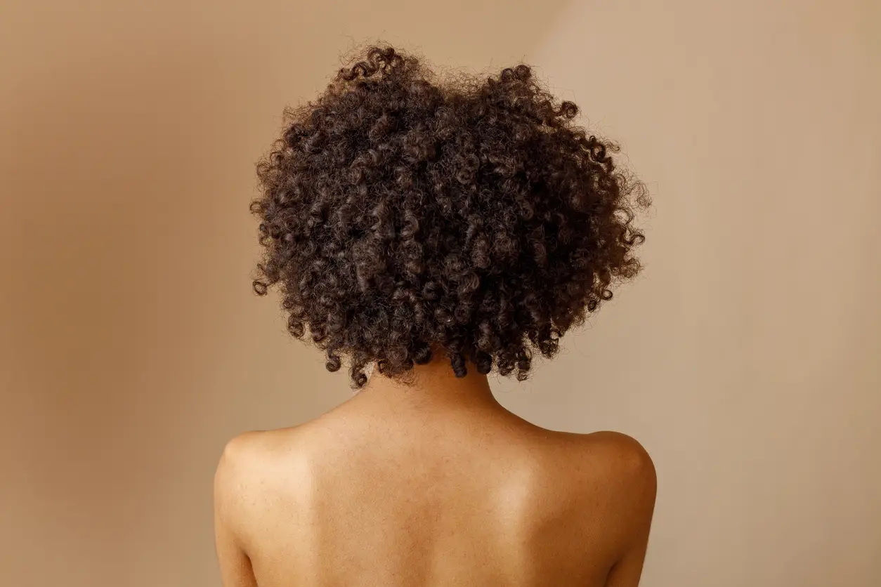 Imagem ilustrativa de uma mulher com cabelo cacheado