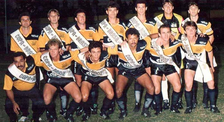 Imagem: jogadores do Criciúma com faixa de campeão da Copa do Brasil em 1991