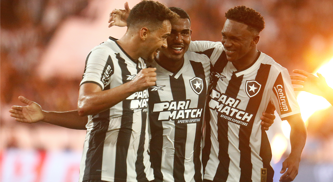 Equipe do Botafogo se abra&ccedil;ando durante jogo