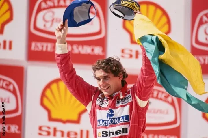 Ayrton Senna com bandeira do Brasil